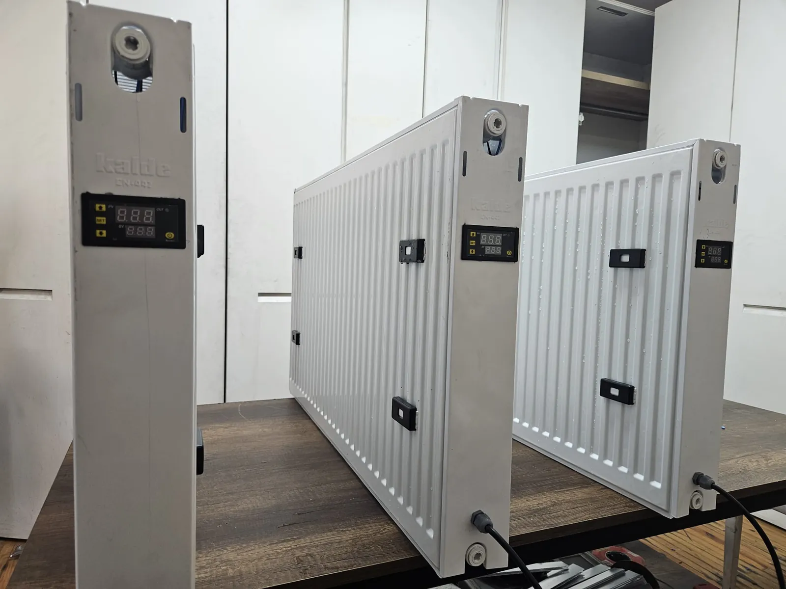 Elektrikli petek yan panelindeki dijital termostat göstergesi