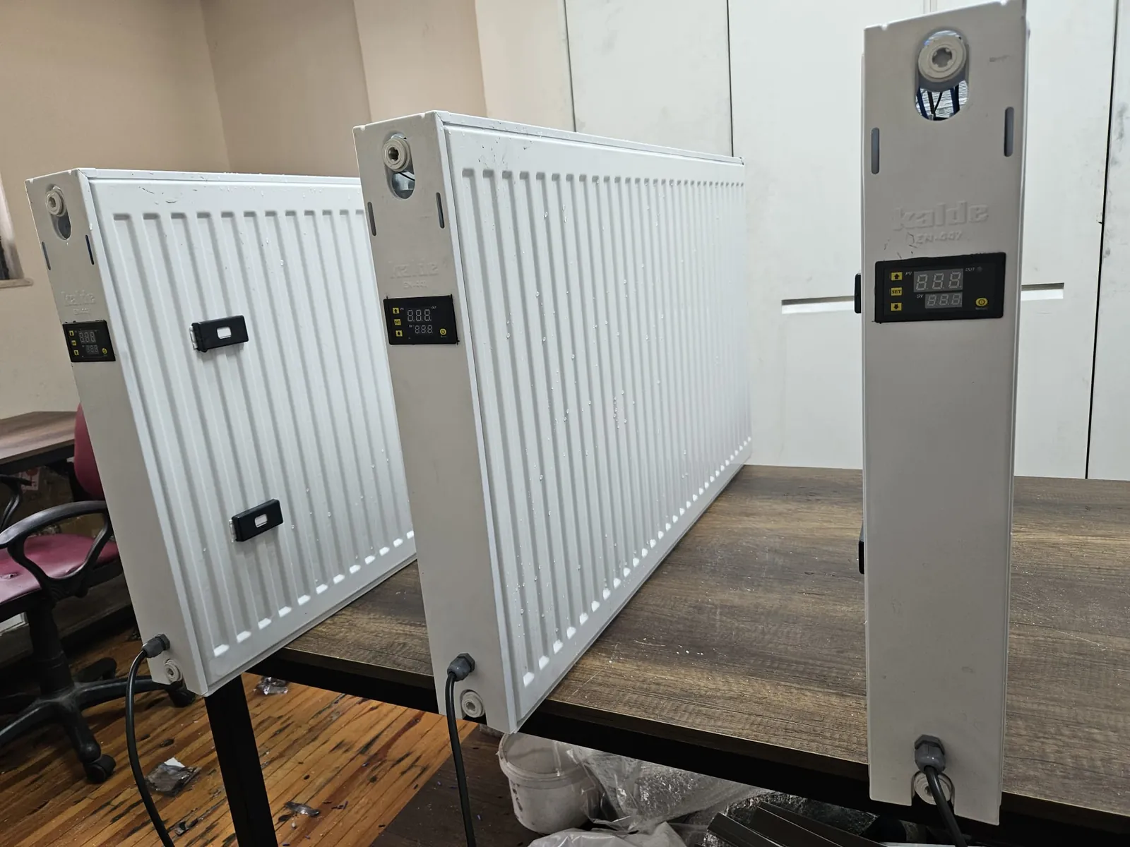 Elektrikli petek arka yüzündeki duvar askı aparatları ve kablo girişi