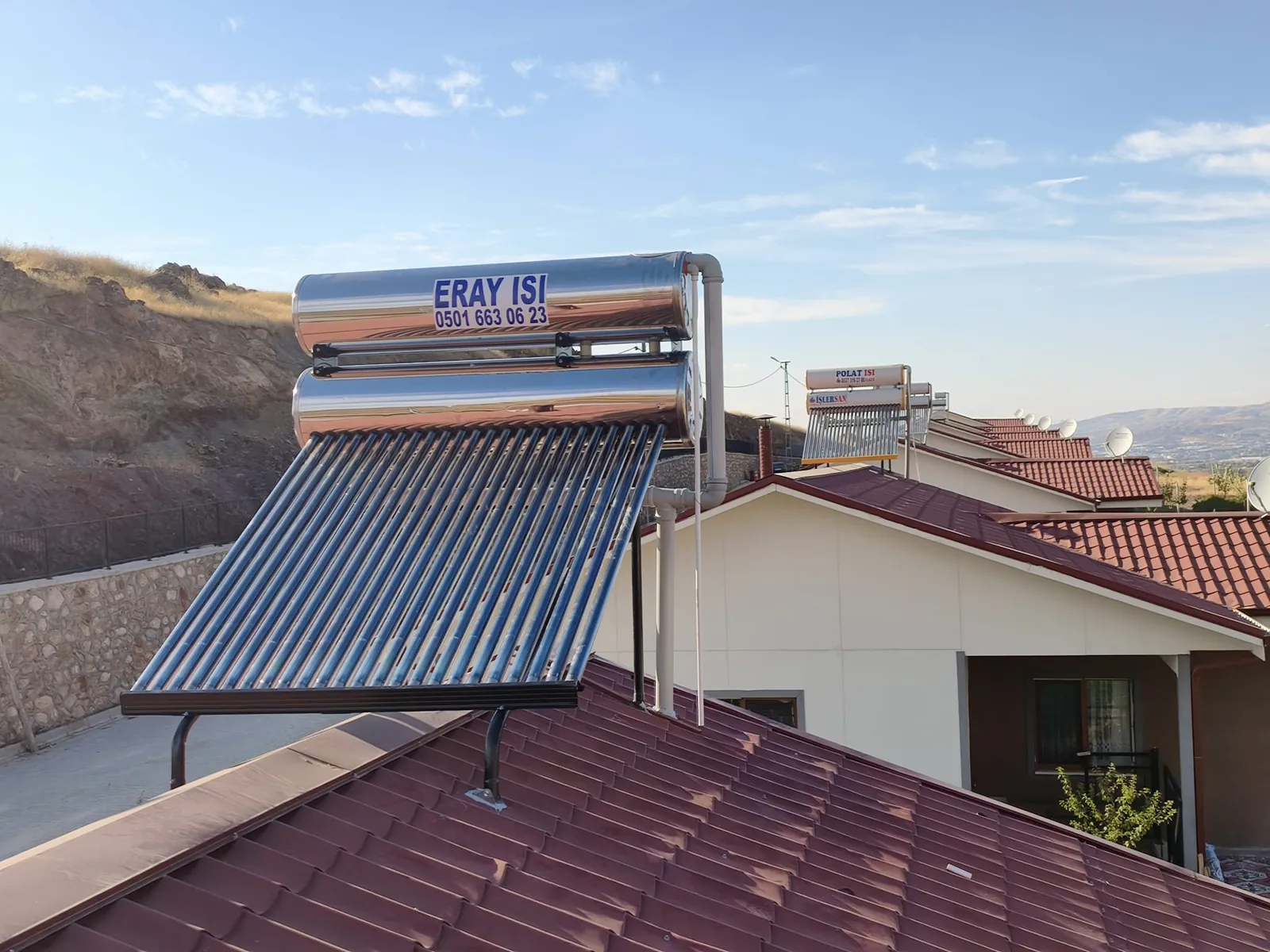 Elazığ’da çatıya kurulmuş vakum tüplü güneş enerjisi sistemi